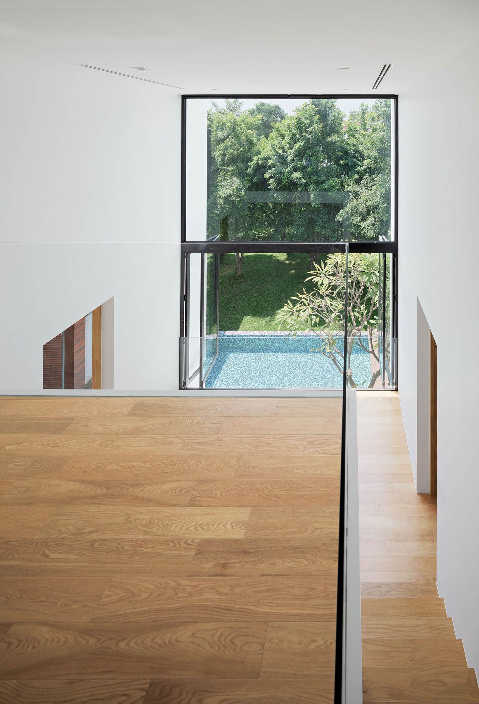 A Fresh Contemporary Home with Stylish and Dramatic Views in Bangkok by Ayutt and Associates Design (13)