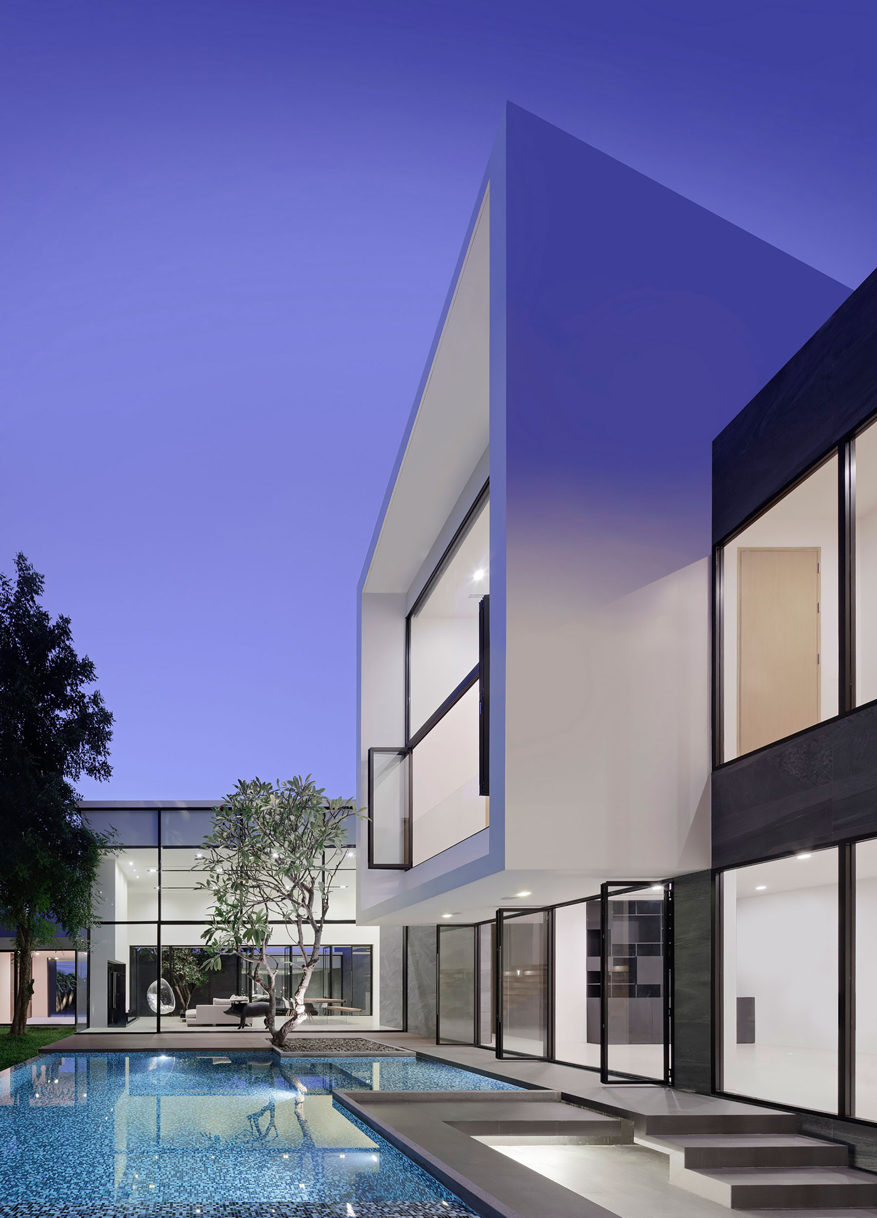 A Fresh Contemporary Home with Stylish and Dramatic Views in Bangkok by Ayutt and Associates Design (16)