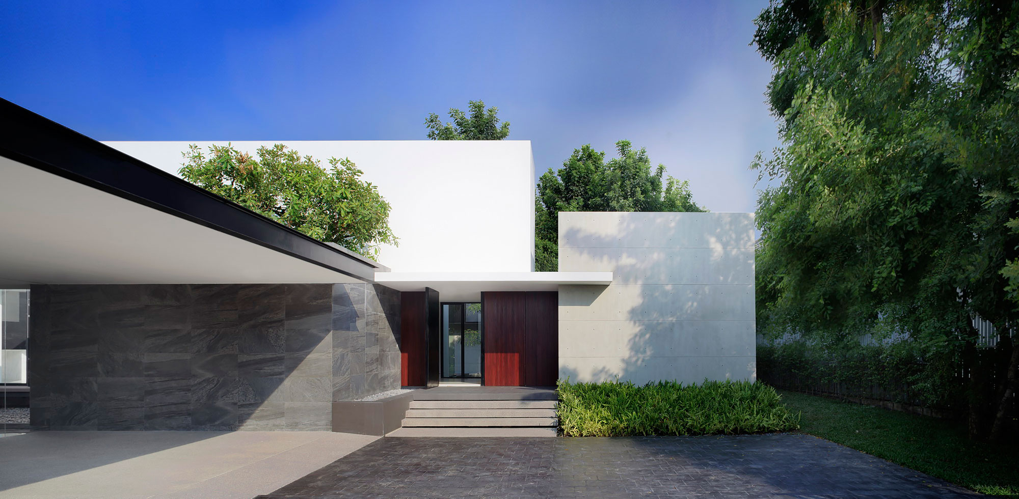 A Fresh Contemporary Home with Stylish and Dramatic Views in Bangkok by Ayutt and Associates Design (2)