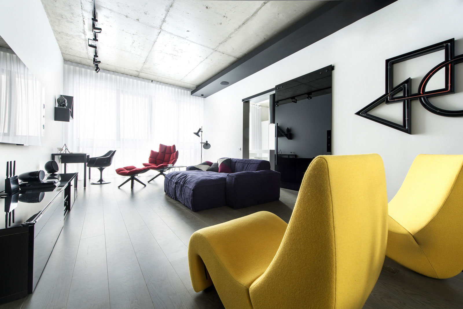A Futuristic Modern Apartment with Neon Accent Lights in Moscow by Geometrix Design (1)