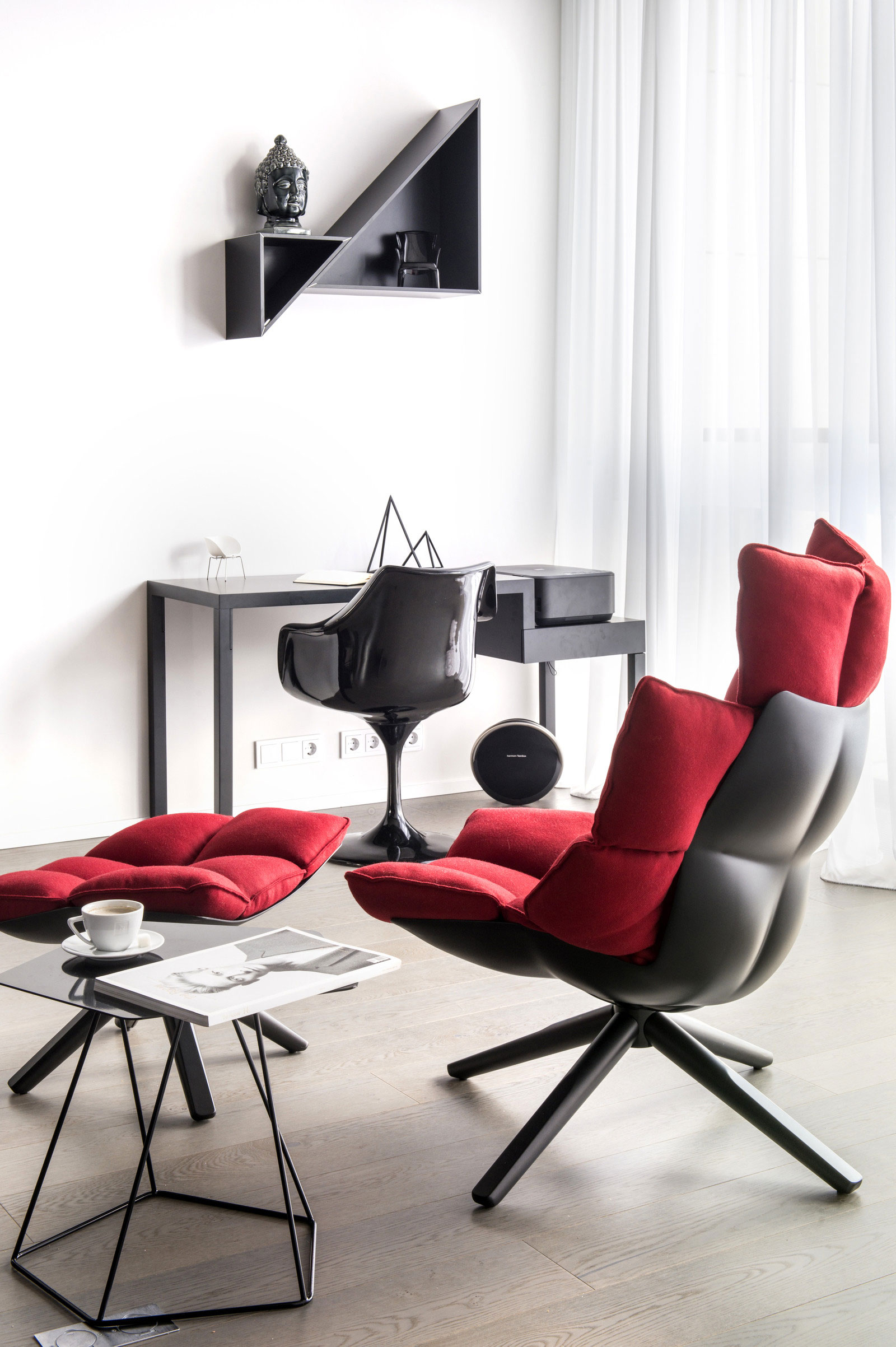 A Futuristic Modern Apartment with Neon Accent Lights in Moscow by Geometrix Design (10)