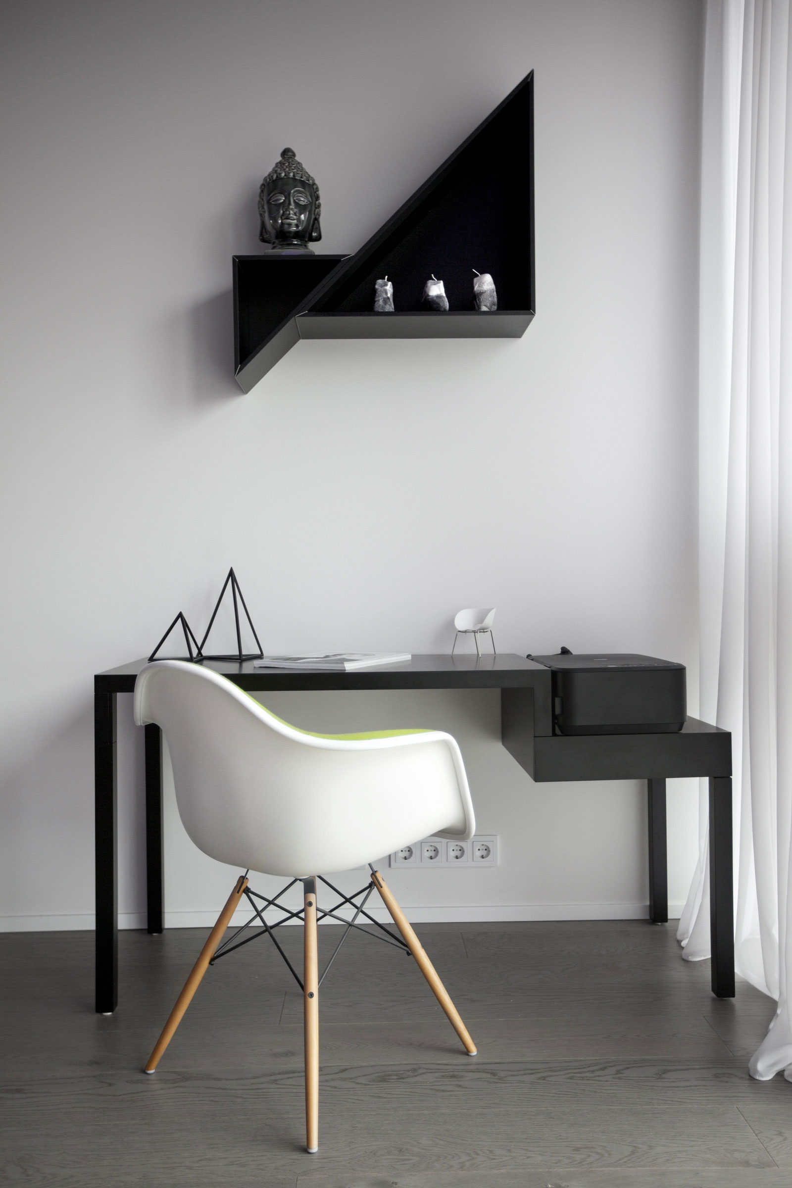 A Futuristic Modern Apartment with Neon Accent Lights in Moscow by Geometrix Design (11)