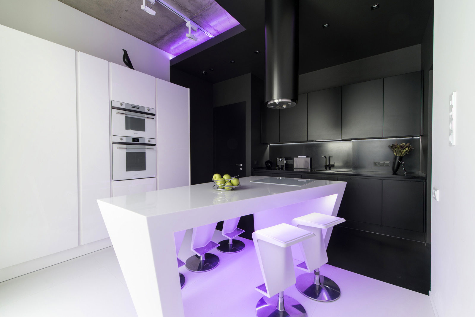 A Futuristic Modern Apartment with Neon Accent Lights in Moscow by Geometrix Design (16)