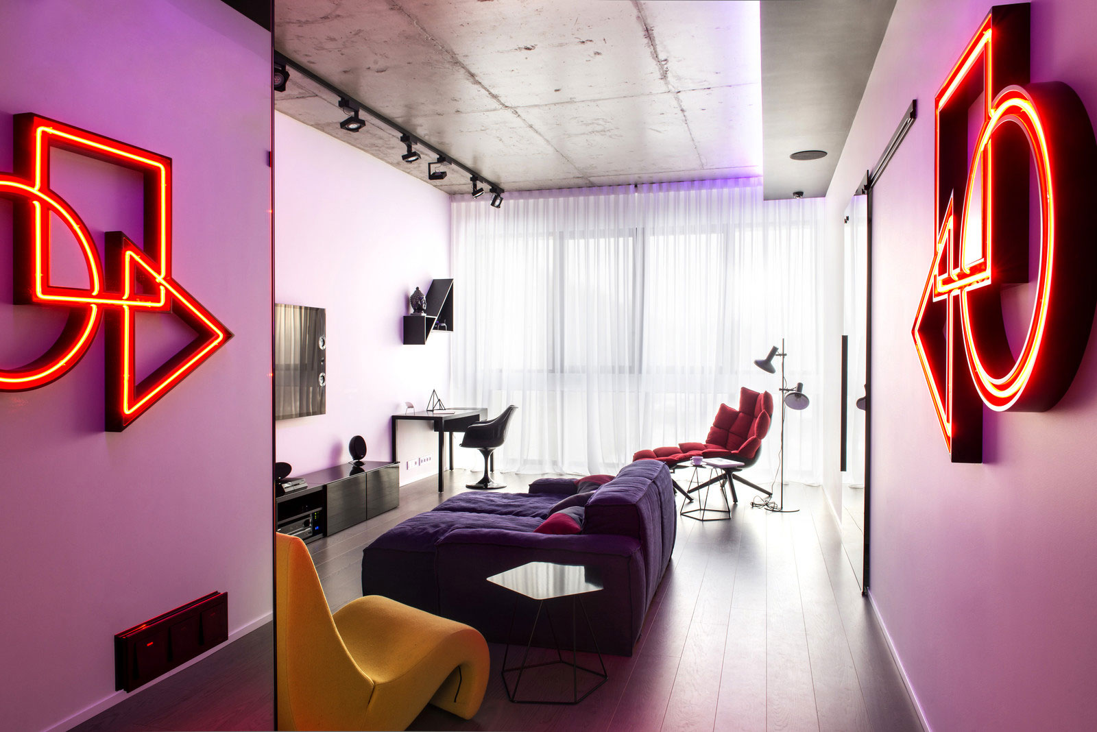 A Futuristic Modern Apartment with Neon Accent Lights in Moscow by Geometrix Design (7)