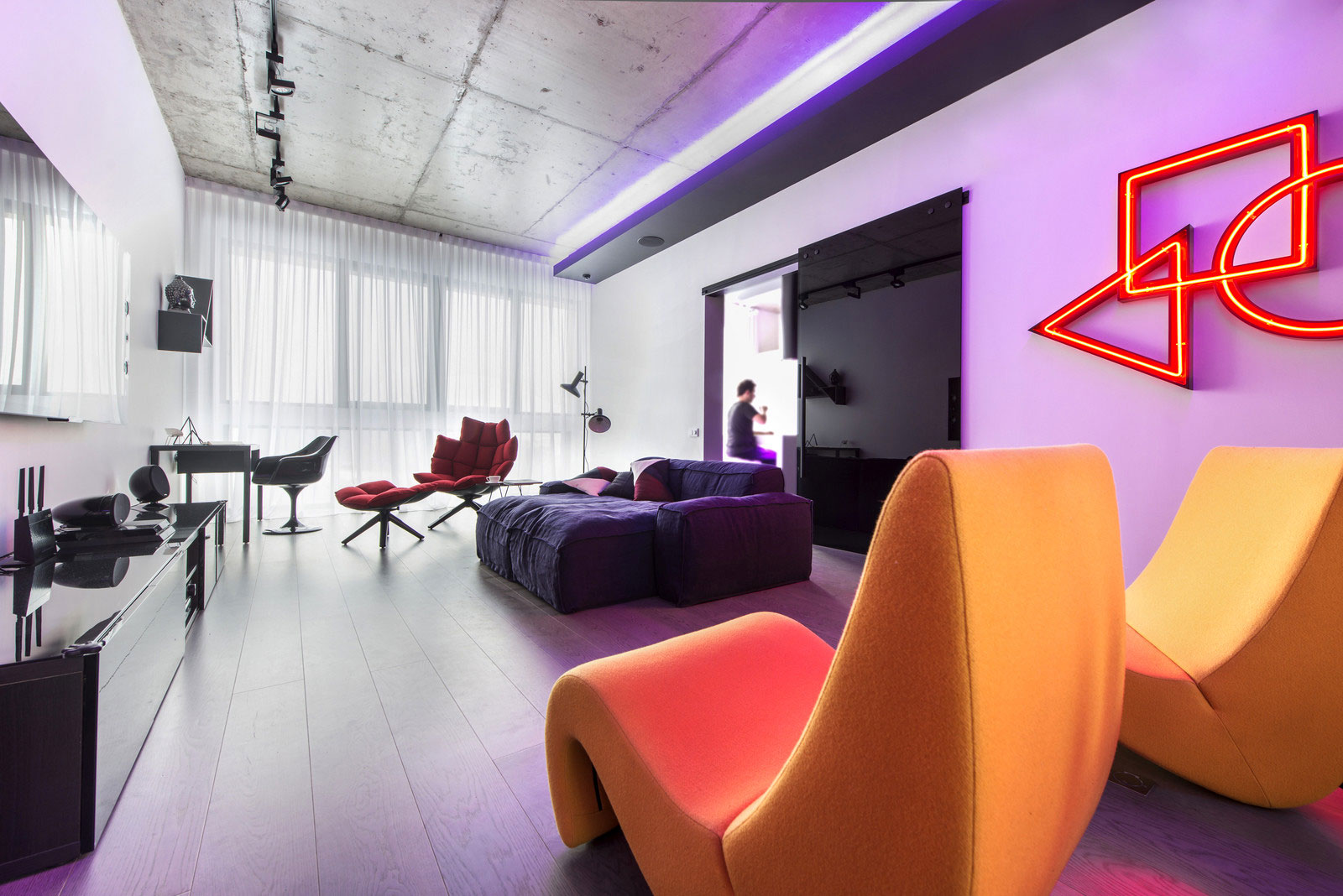 A Futuristic Modern Apartment with Neon Accent Lights in Moscow by Geometrix Design (8)