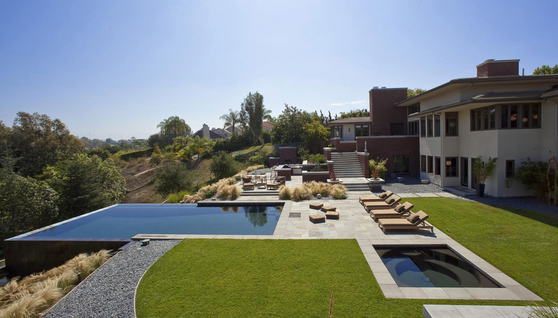 An Elegant House Features a Lovely Combination Between Traditional and Modern Style in Laguna Hills by Whipple Russell Architects (1)