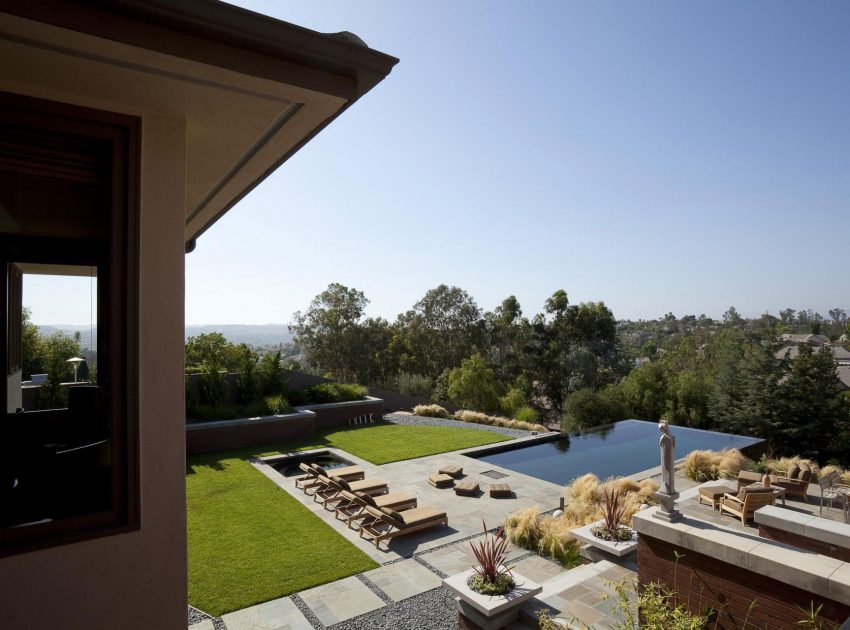 An Elegant House Features a Lovely Combination Between Traditional and Modern Style in Laguna Hills by Whipple Russell Architects (2)