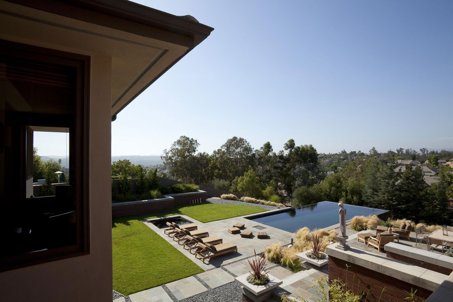 An Elegant House Features a Lovely Combination Between Traditional and Modern Style in Laguna Hills by Whipple Russell Architects (2)