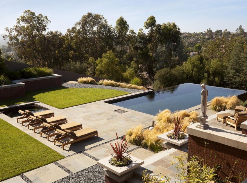 An Elegant House Features a Lovely Combination Between Traditional and Modern Style in Laguna Hills by Whipple Russell Architects (3)