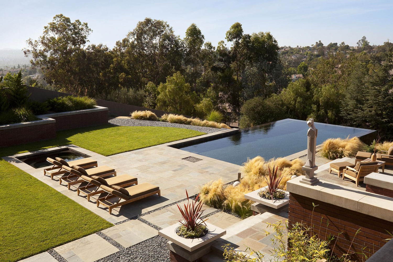 An Elegant House Features a Lovely Combination Between Traditional and Modern Style in Laguna Hills by Whipple Russell Architects (3)