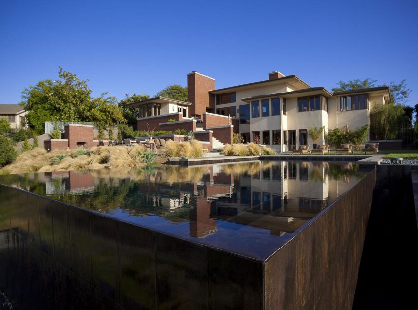 An Elegant House Features a Lovely Combination Between Traditional and Modern Style in Laguna Hills by Whipple Russell Architects (4)