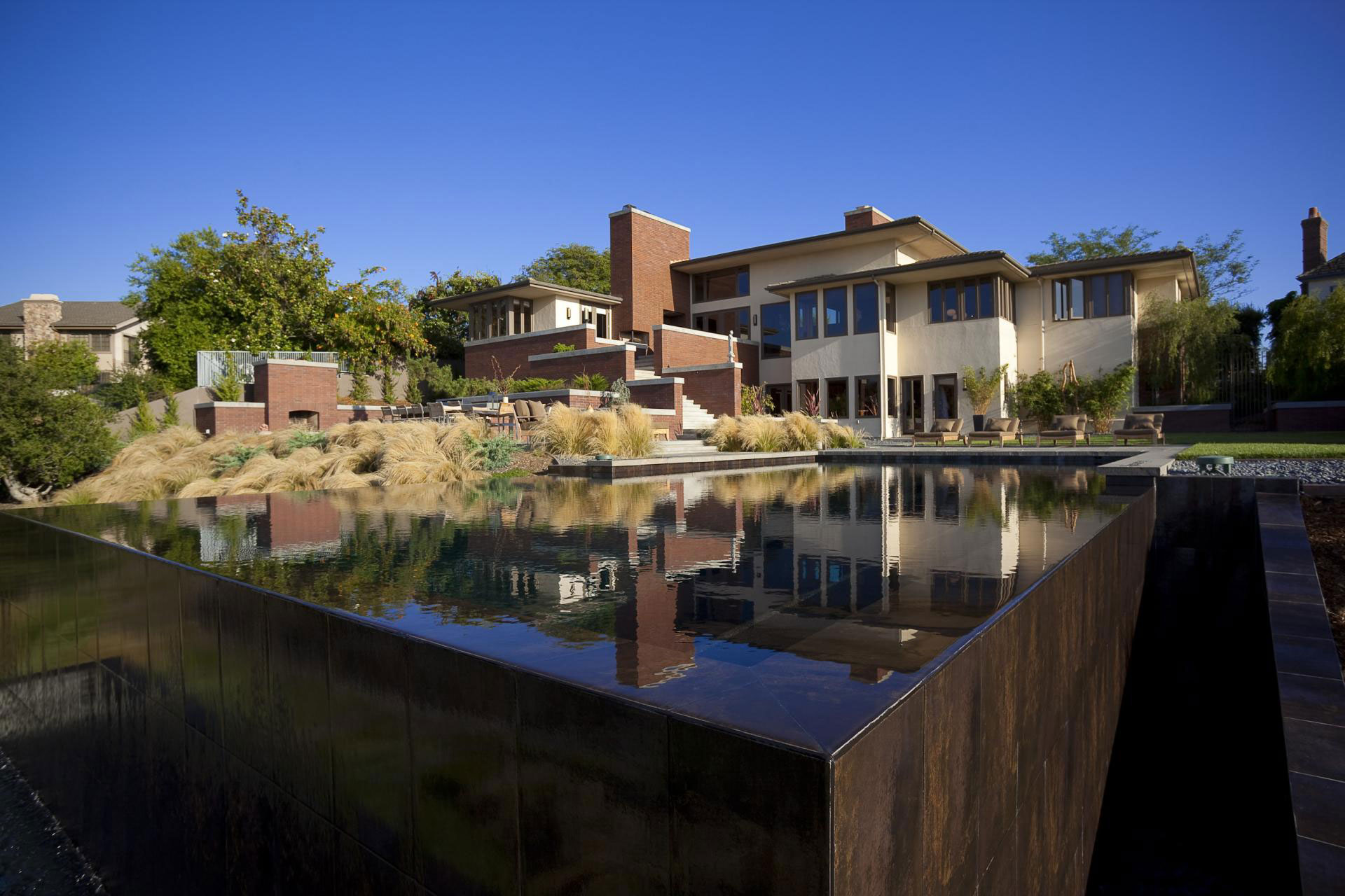 An Elegant House Features a Lovely Combination Between Traditional and Modern Style in Laguna Hills by Whipple Russell Architects (4)