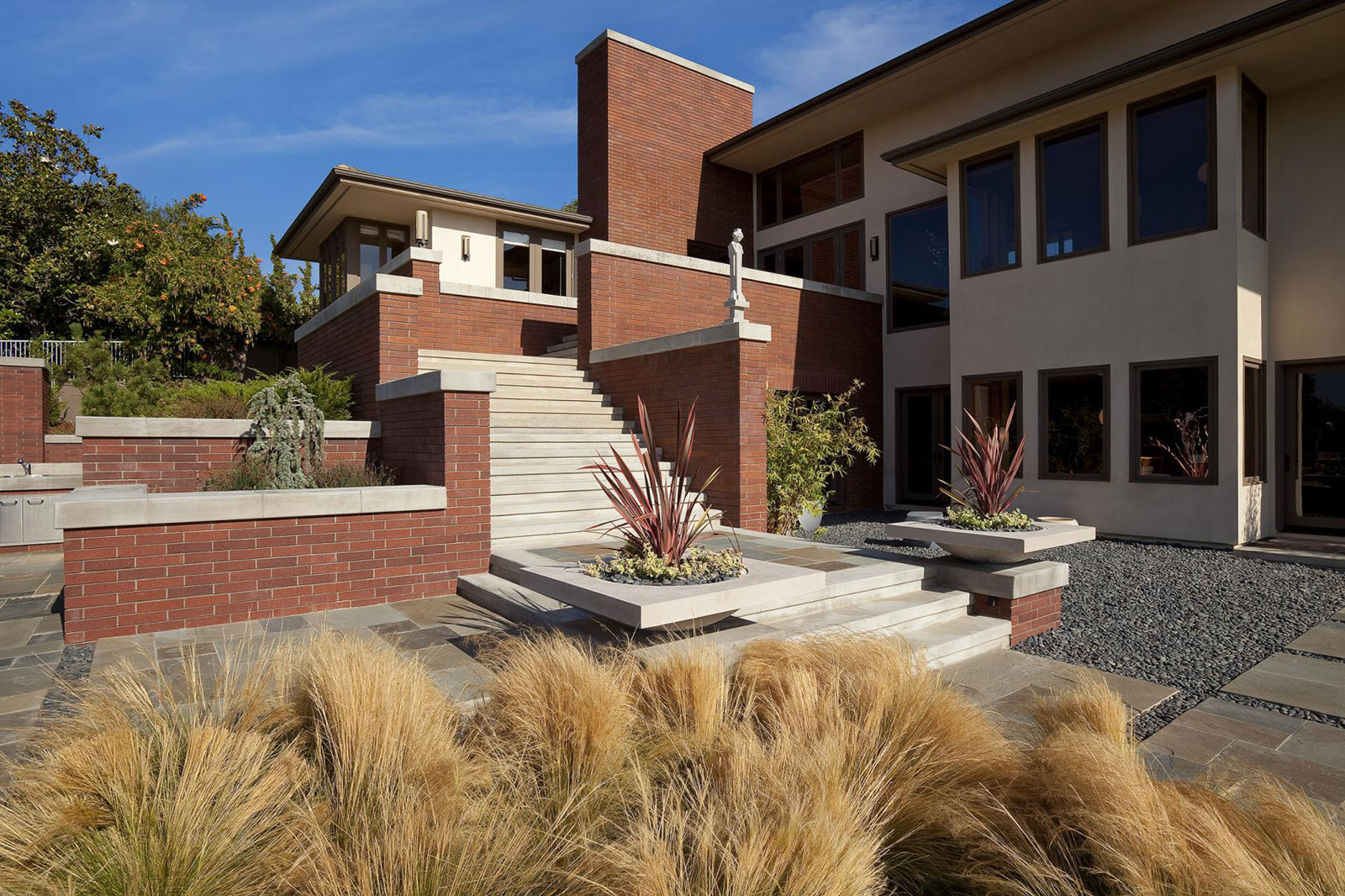 An Elegant House Features a Lovely Combination Between Traditional and Modern Style in Laguna Hills by Whipple Russell Architects (7)