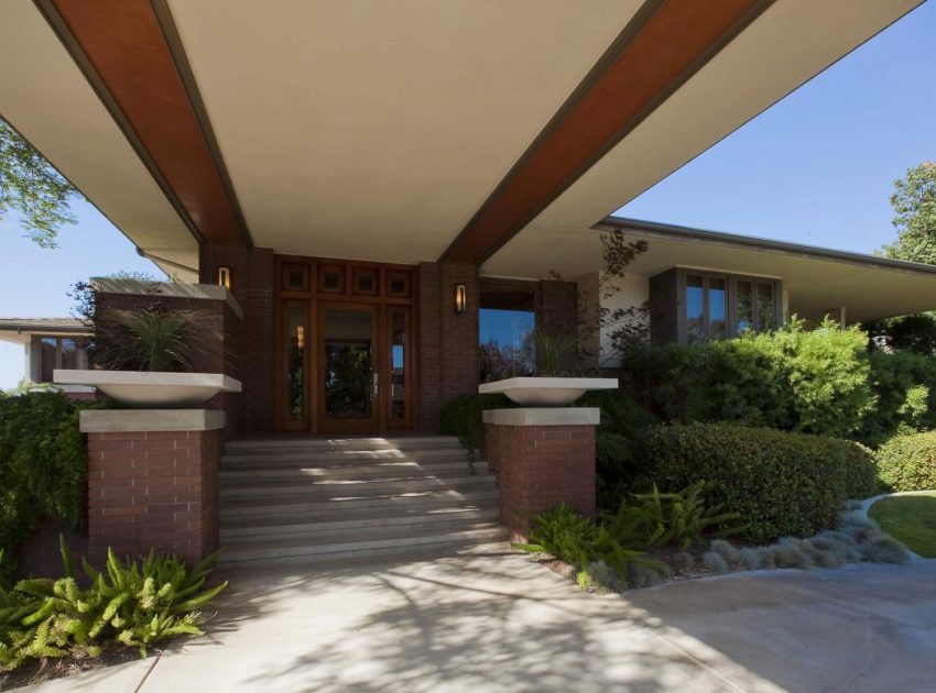 An Elegant House Features a Lovely Combination Between Traditional and Modern Style in Laguna Hills by Whipple Russell Architects (9)