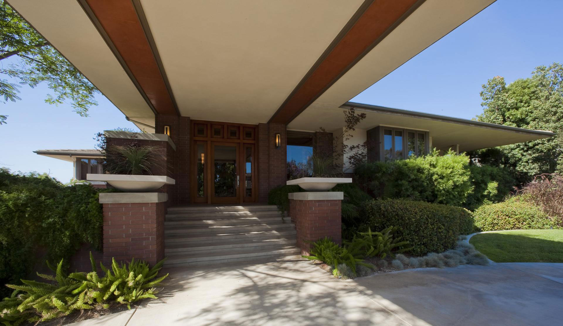 An Elegant House Features a Lovely Combination Between Traditional and Modern Style in Laguna Hills by Whipple Russell Architects (9)