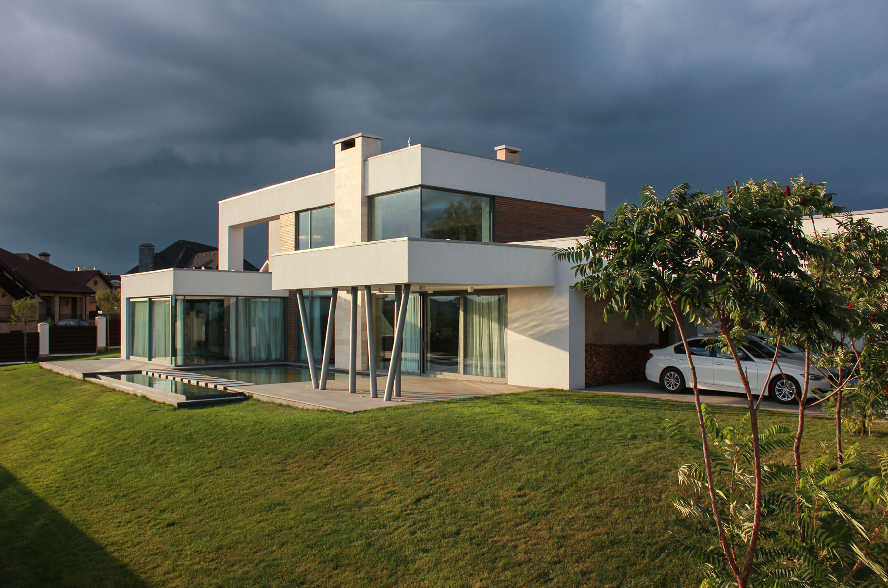 A House with Strict Geometry on Facades with Arrhythmic Columns in the Suburbs of Kiev by Kupinskiy & Partners (11)