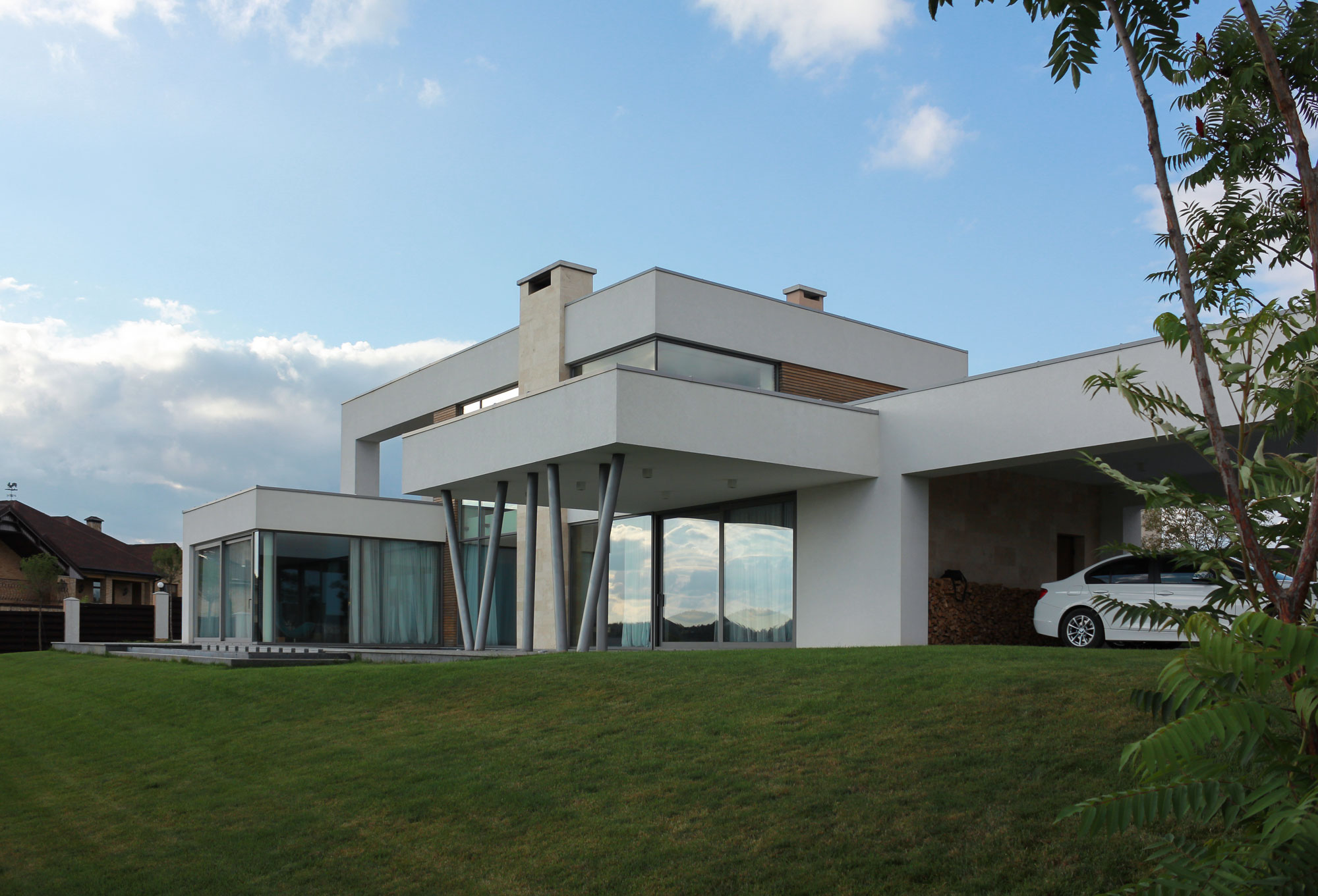 A House with Strict Geometry on Facades with Arrhythmic Columns in the Suburbs of Kiev by Kupinskiy & Partners (12)