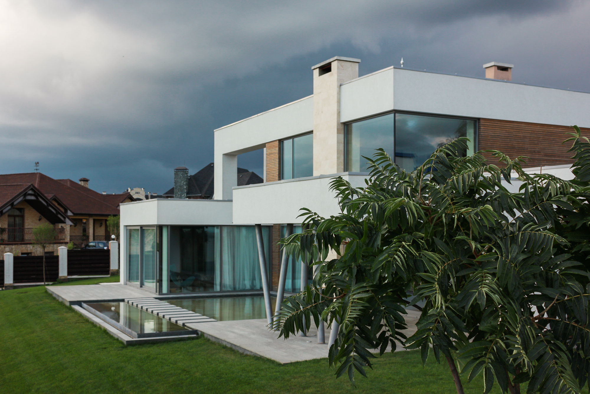 A House with Strict Geometry on Facades with Arrhythmic Columns in the Suburbs of Kiev by Kupinskiy & Partners (13)