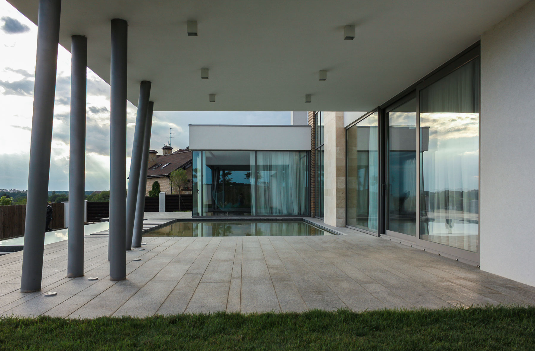 A House with Strict Geometry on Facades with Arrhythmic Columns in the Suburbs of Kiev by Kupinskiy & Partners (15)