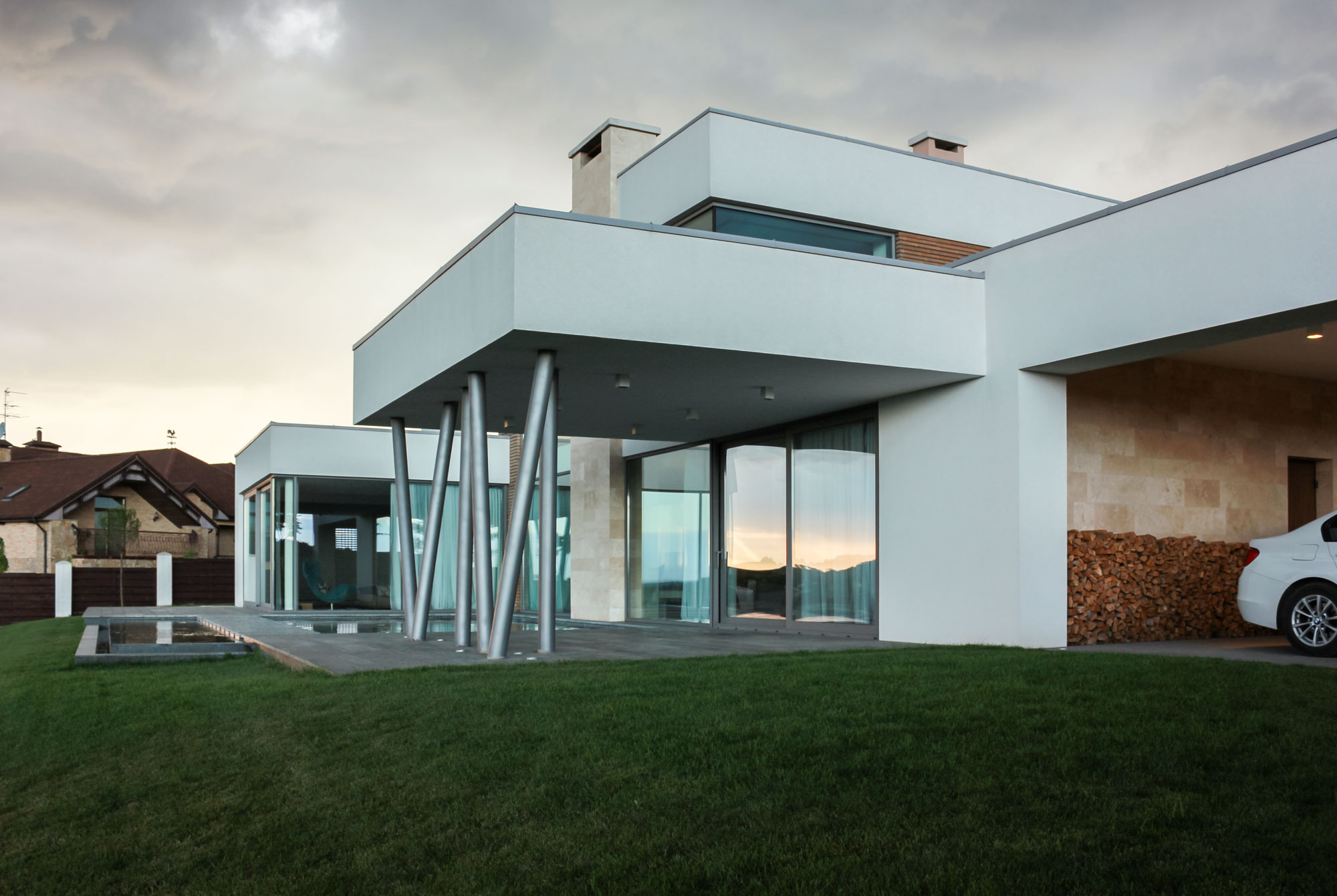 A House with Strict Geometry on Facades with Arrhythmic Columns in the Suburbs of Kiev by Kupinskiy & Partners (18)