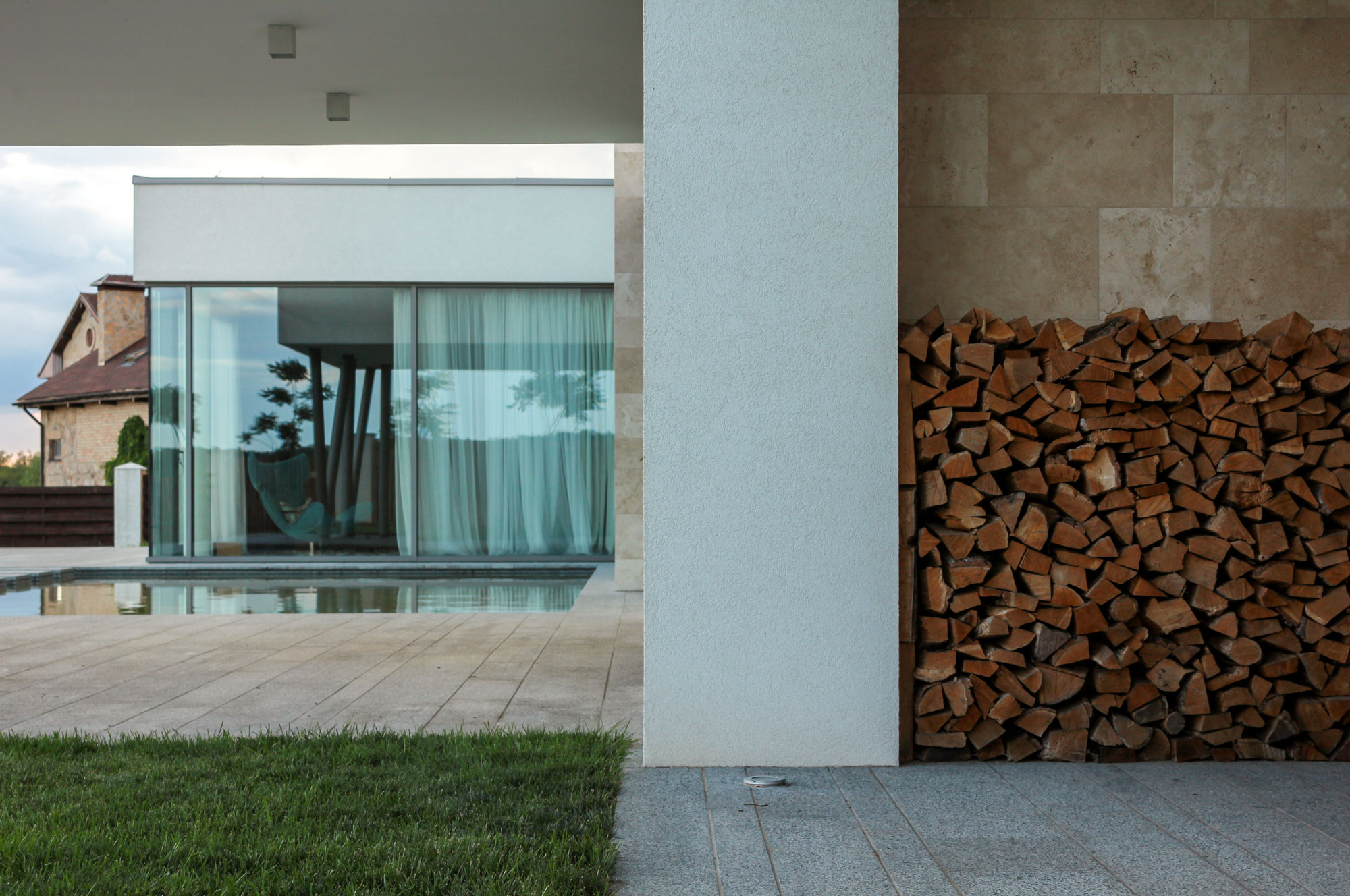 A House with Strict Geometry on Facades with Arrhythmic Columns in the Suburbs of Kiev by Kupinskiy & Partners (20)