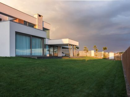 A House with Strict Geometry on Facades with Arrhythmic Columns in the Suburbs of Kiev by Kupinskiy & Partners (3)