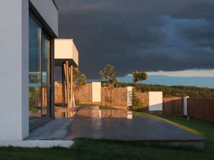 A House with Strict Geometry on Facades with Arrhythmic Columns in the Suburbs of Kiev by Kupinskiy & Partners (6)