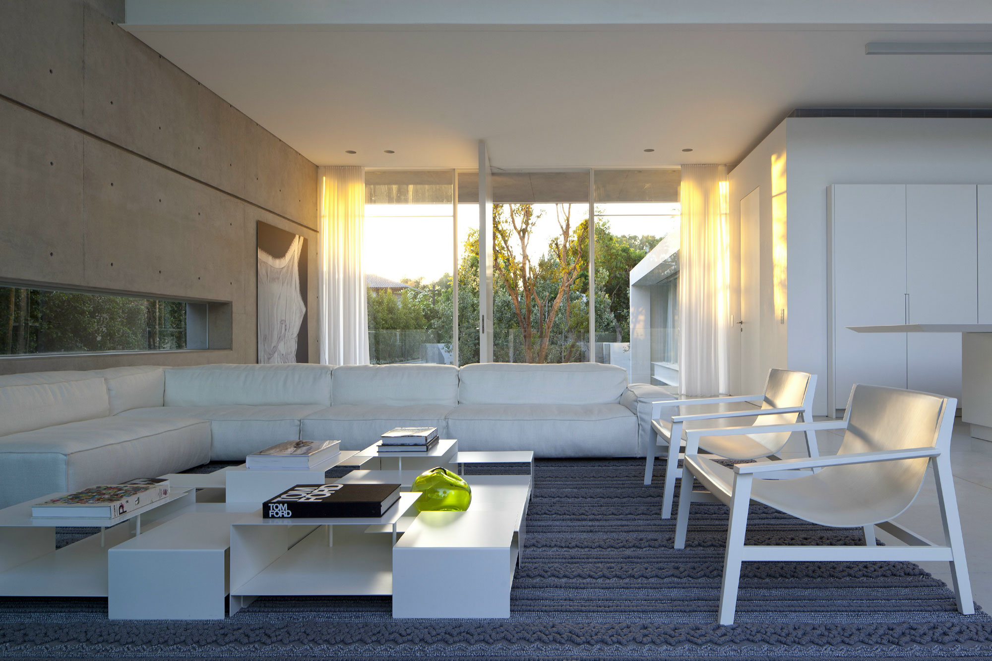 An Elegant Modern House Amid Two Courtyards with Natural Light in Ramat HaSharon by Pitsou Kedem Architects (10)