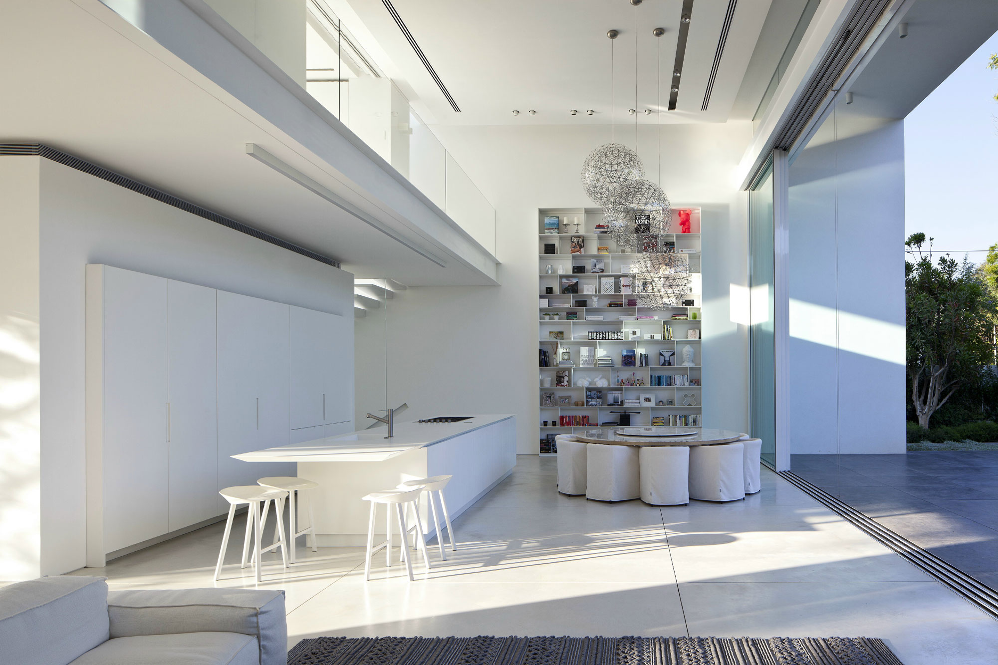 An Elegant Modern House Amid Two Courtyards with Natural Light in Ramat HaSharon by Pitsou Kedem Architects (12)