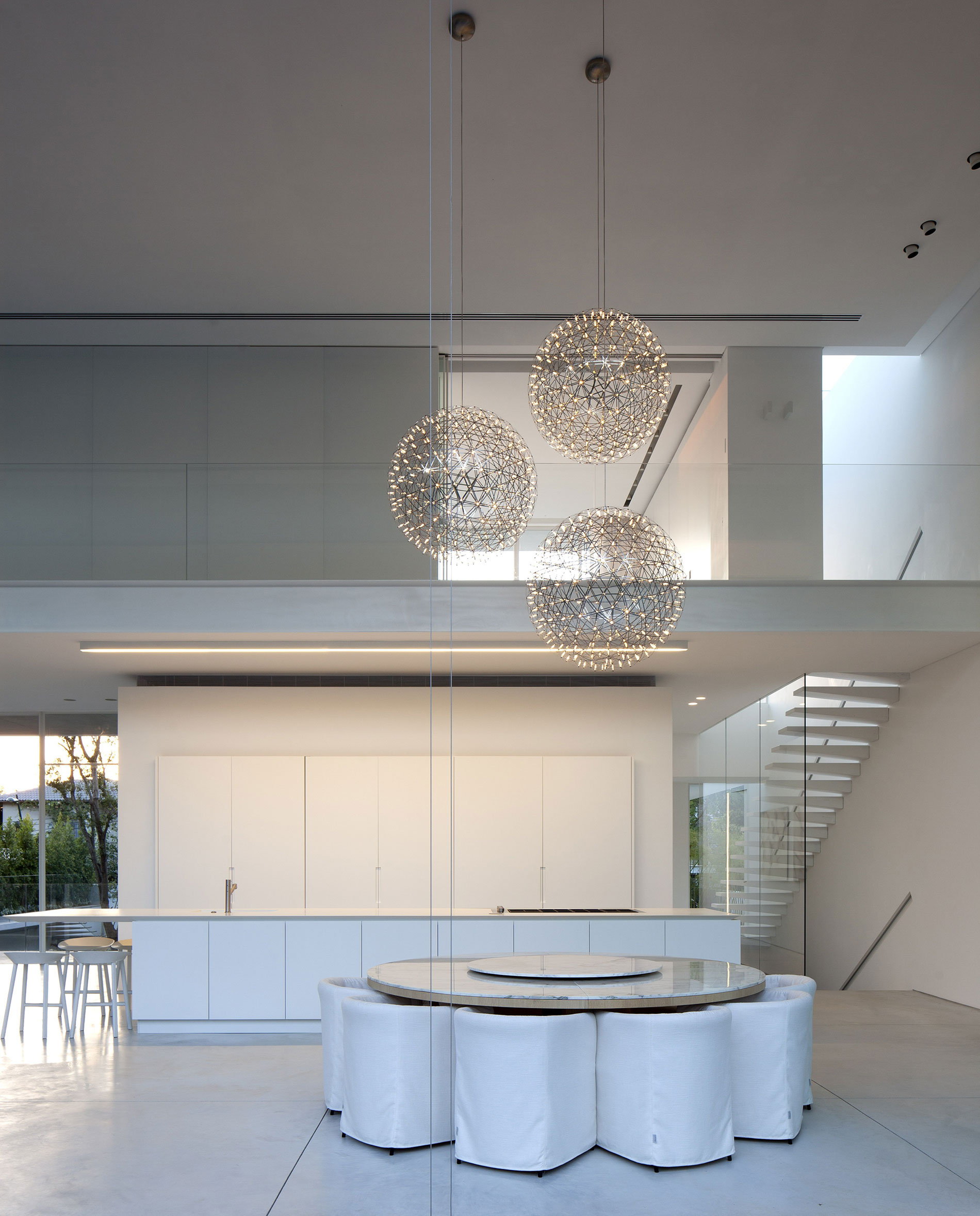 An Elegant Modern House Amid Two Courtyards with Natural Light in Ramat HaSharon by Pitsou Kedem Architects (13)