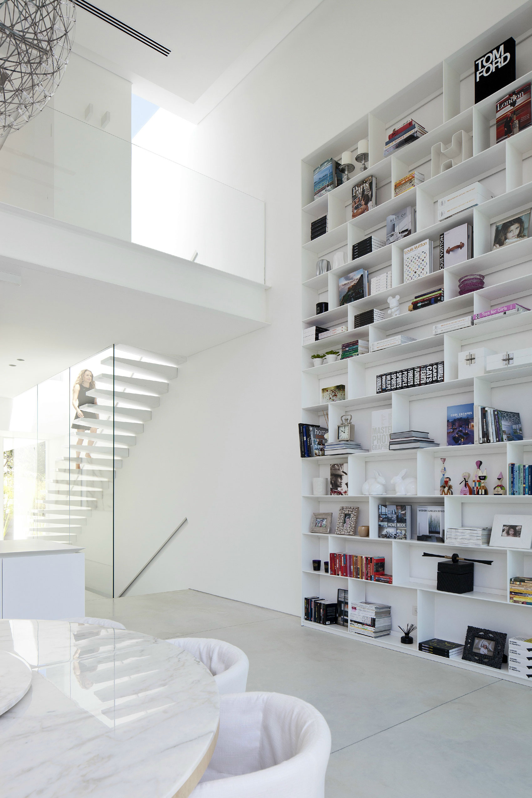 An Elegant Modern House Amid Two Courtyards with Natural Light in Ramat HaSharon by Pitsou Kedem Architects (14)