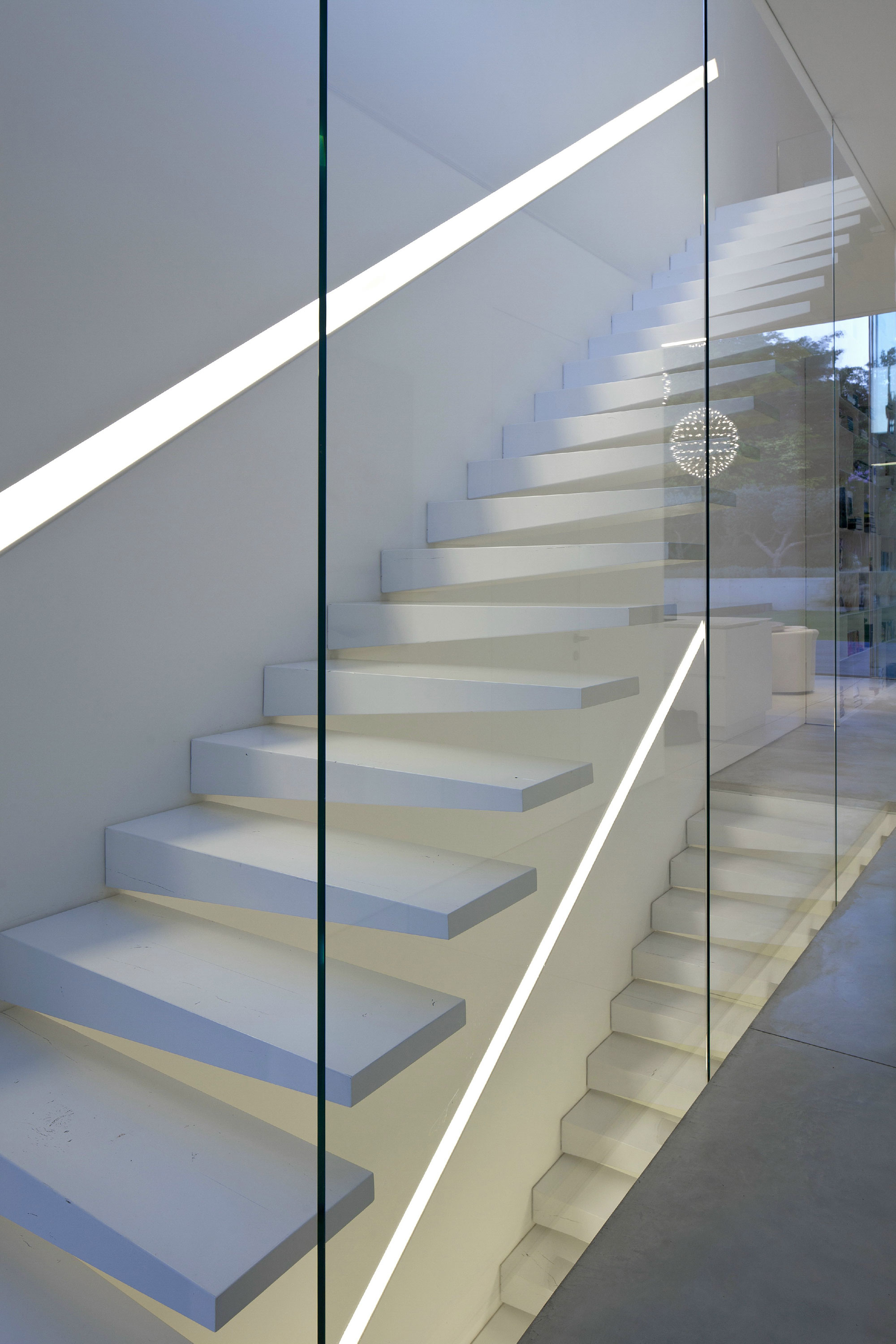 An Elegant Modern House Amid Two Courtyards with Natural Light in Ramat HaSharon by Pitsou Kedem Architects (16)