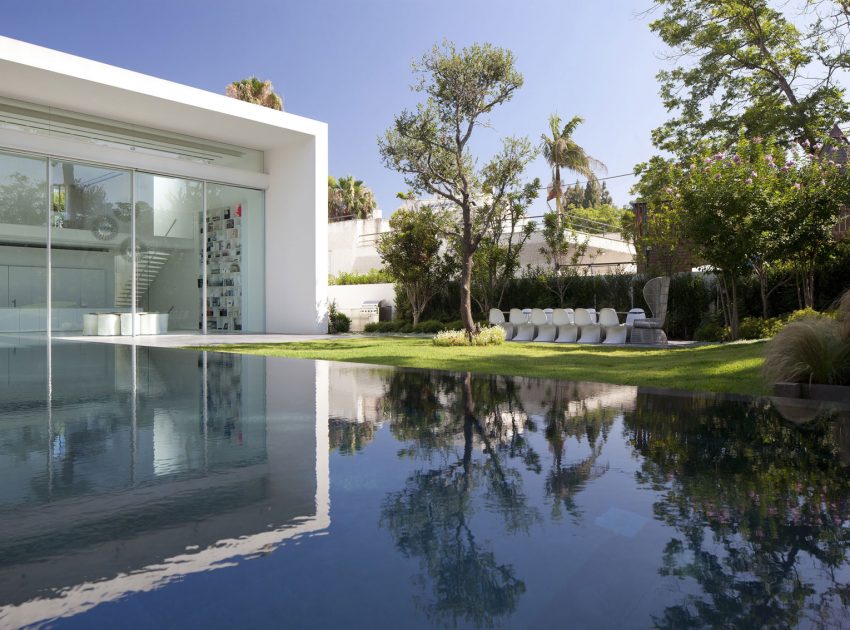 An Elegant Modern House Amid Two Courtyards with Natural Light in Ramat HaSharon by Pitsou Kedem Architects (2)