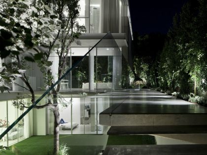 An Elegant Modern House Amid Two Courtyards with Natural Light in Ramat HaSharon by Pitsou Kedem Architects (20)