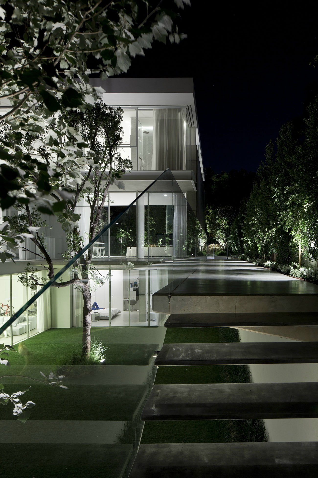 An Elegant Modern House Amid Two Courtyards with Natural Light in Ramat HaSharon by Pitsou Kedem Architects (20)