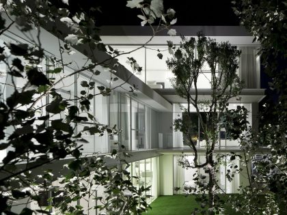 An Elegant Modern House Amid Two Courtyards with Natural Light in Ramat HaSharon by Pitsou Kedem Architects (22)