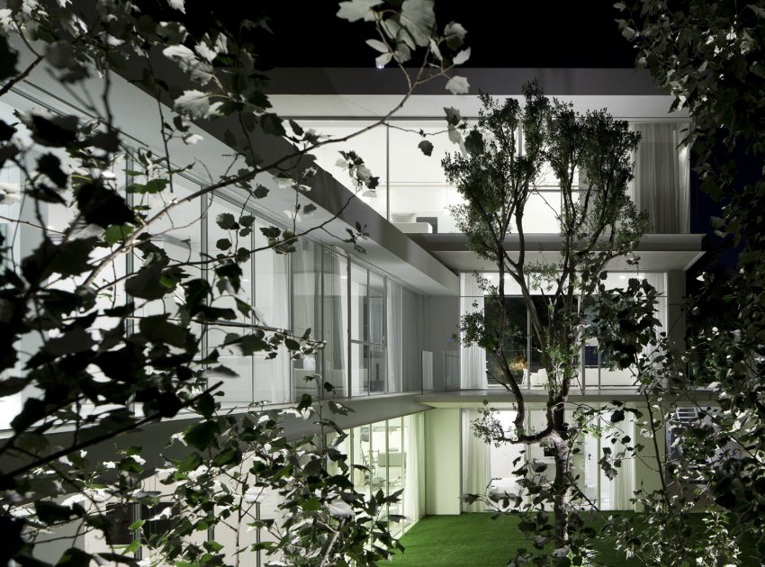 An Elegant Modern House Amid Two Courtyards with Natural Light in Ramat HaSharon by Pitsou Kedem Architects (22)