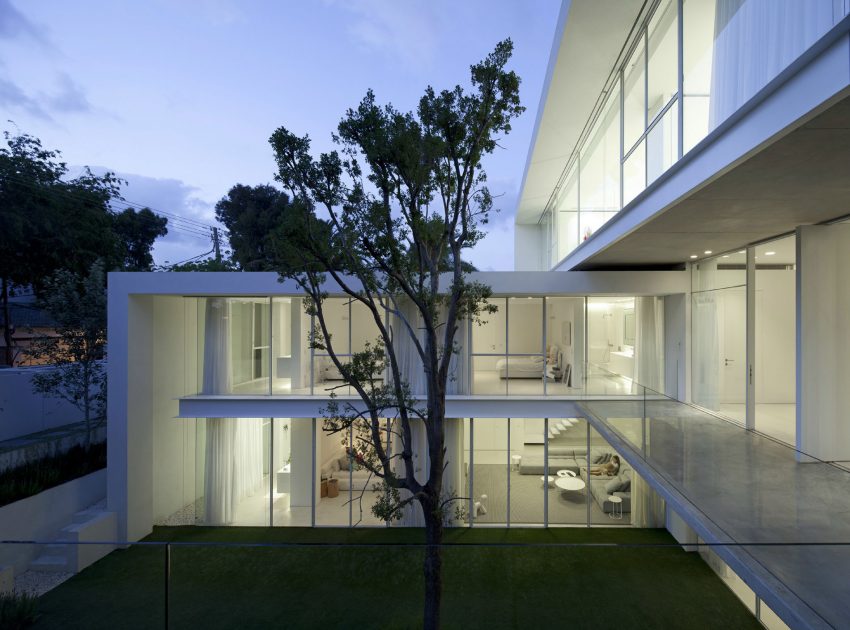 An Elegant Modern House Amid Two Courtyards with Natural Light in Ramat HaSharon by Pitsou Kedem Architects (23)