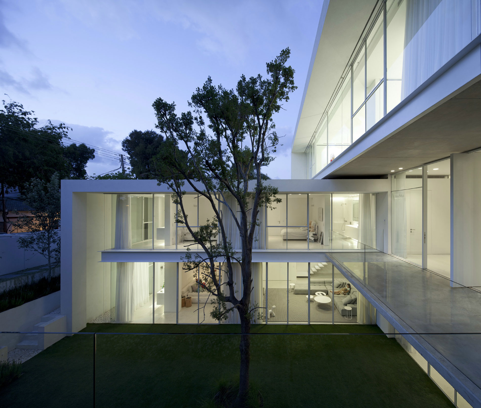 An Elegant Modern House Amid Two Courtyards with Natural Light in Ramat HaSharon by Pitsou Kedem Architects (23)