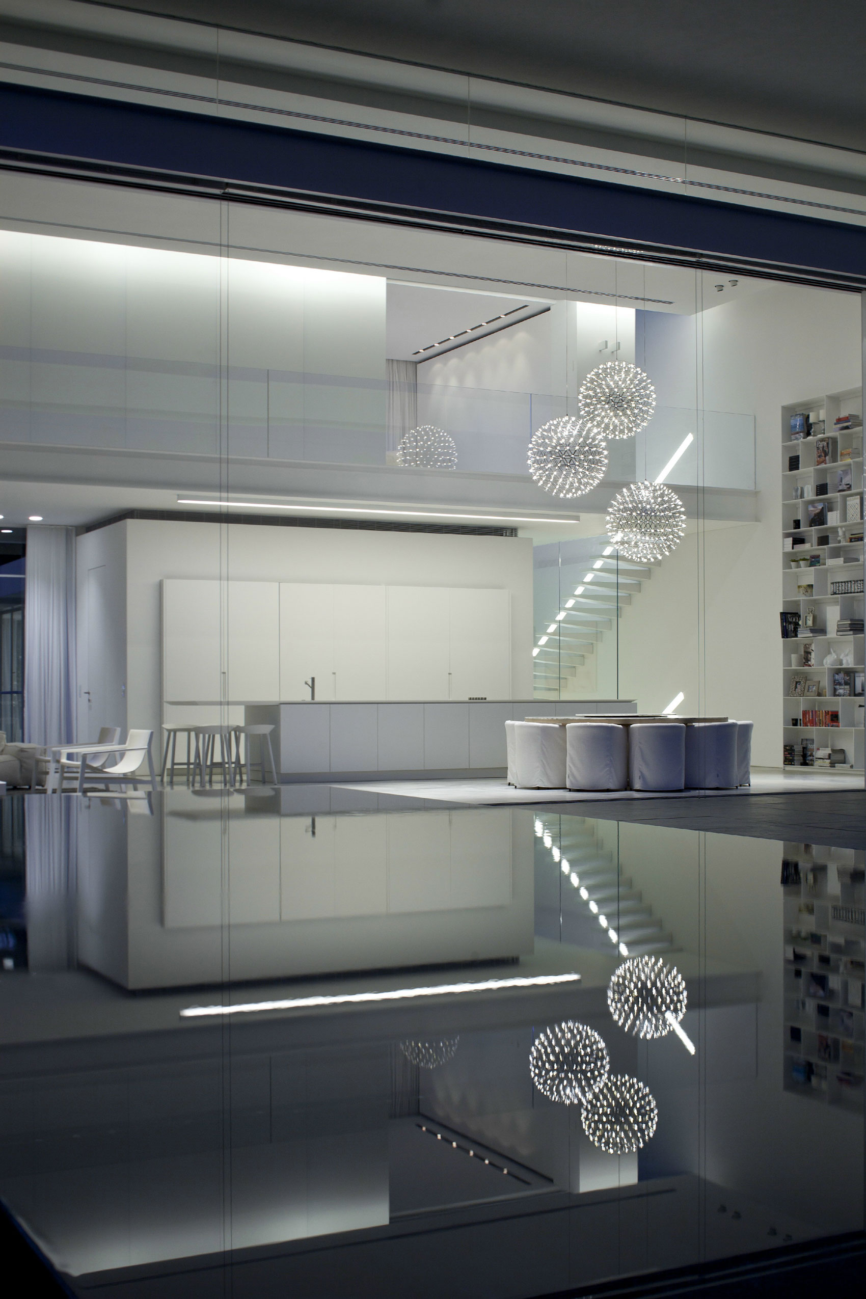 An Elegant Modern House Amid Two Courtyards with Natural Light in Ramat HaSharon by Pitsou Kedem Architects (24)