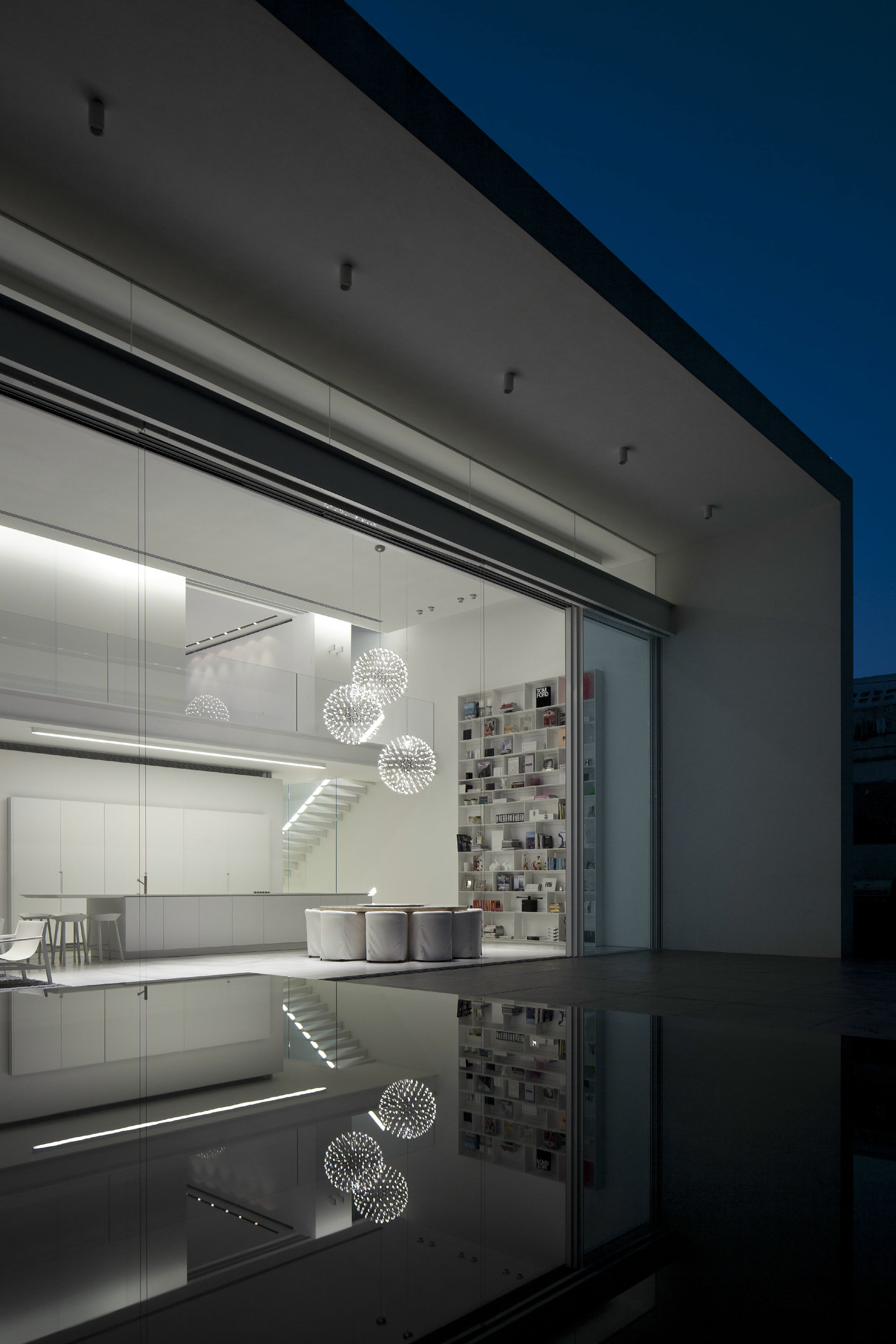 An Elegant Modern House Amid Two Courtyards with Natural Light in Ramat HaSharon by Pitsou Kedem Architects (25)