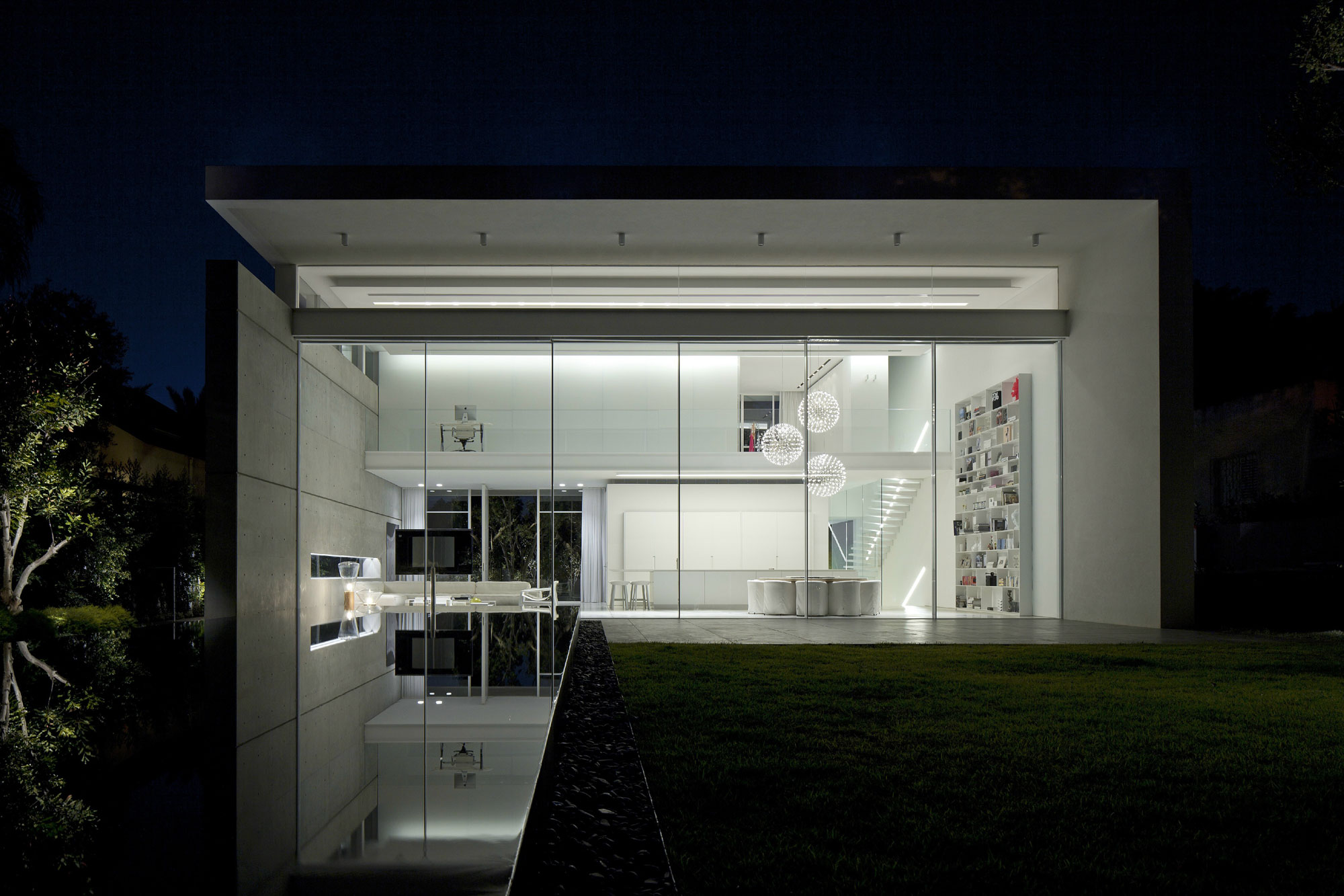 An Elegant Modern House Amid Two Courtyards with Natural Light in Ramat HaSharon by Pitsou Kedem Architects (27)