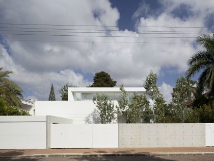 An Elegant Modern House Amid Two Courtyards with Natural Light in Ramat HaSharon by Pitsou Kedem Architects (3)