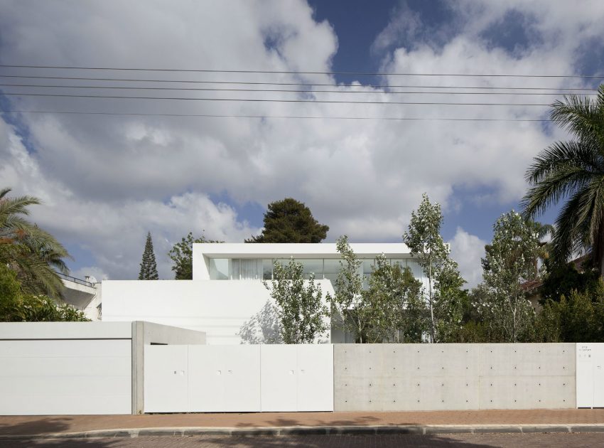 An Elegant Modern House Amid Two Courtyards with Natural Light in Ramat HaSharon by Pitsou Kedem Architects (3)