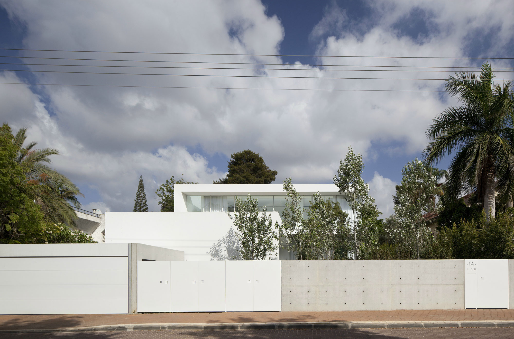 An Elegant Modern House Amid Two Courtyards with Natural Light in Ramat HaSharon by Pitsou Kedem Architects (3)