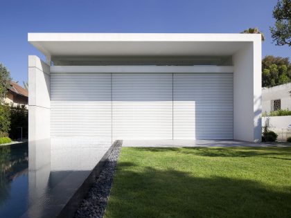 An Elegant Modern House Amid Two Courtyards with Natural Light in Ramat HaSharon by Pitsou Kedem Architects (4)