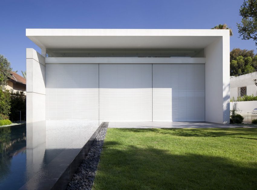 An Elegant Modern House Amid Two Courtyards with Natural Light in Ramat HaSharon by Pitsou Kedem Architects (4)