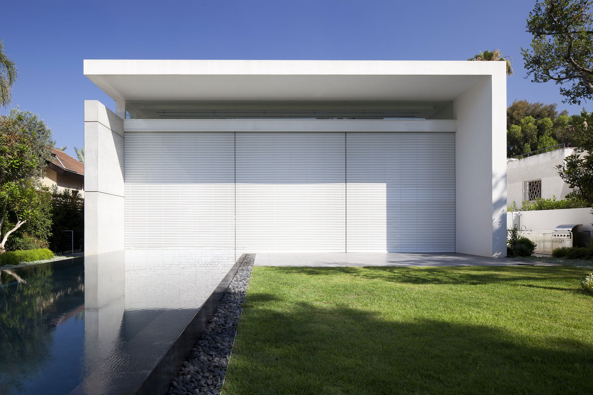 An Elegant Modern House Amid Two Courtyards with Natural Light in Ramat HaSharon by Pitsou Kedem Architects (4)
