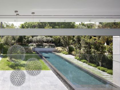 An Elegant Modern House Amid Two Courtyards with Natural Light in Ramat HaSharon by Pitsou Kedem Architects (5)