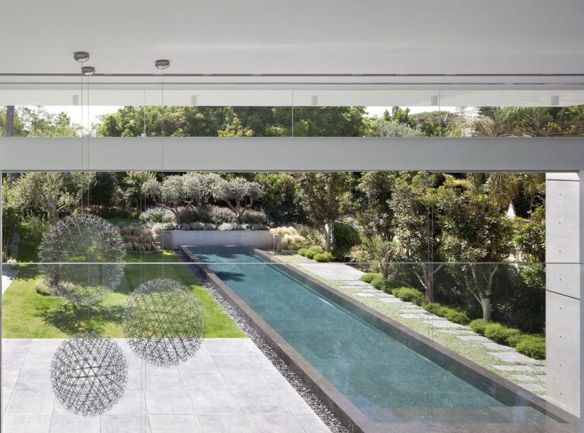 An Elegant Modern House Amid Two Courtyards with Natural Light in Ramat HaSharon by Pitsou Kedem Architects (5)